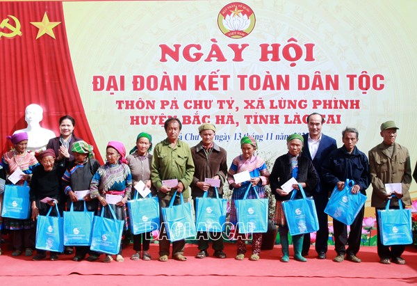Chủ tịch Hội Liên hiệp Phụ nữ Việt Nam Hà Thị Nga dự Ngày hội đại đoàn kết toàn dân tộc tại Bắc Hà